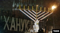 Берл Лазар: «Большое спасибо государству, Юрию Михайловичу Лужкову за то, что мы можем зажигать ханукальную менору на центральной площади возле стен Кремля»