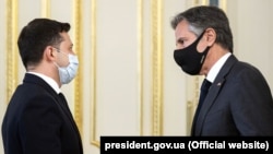 Preșidentele ucrainean Volodimir Zelenski și secretarul de stat american Antony Blinken după convorbirile avute la Kiev pe 6 mai 2021.