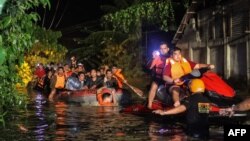 تصویری از آثار توفان روز شنبه. فیلیپین سالانه با بیست توفان دست‌وپنجه نرم می‌کند