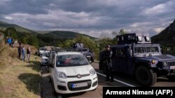 Mașini blindate ale poliției kosavare, în apropiere de punctul de trecere Jarinje, la hotarul cu Serbia