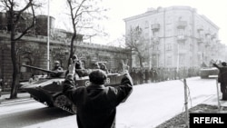 Azerbaijan -- Soviet tanks in Baku during Black January, Jan1990