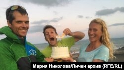 Наградата за Мария и Константин при пристигането им на морския бряг