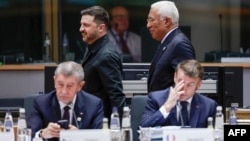 Украинският президент Володимир Зеленски (отзад вляво), председателят на Европейския съвет Антонио Коста (вдясно) на срещата на върха на ЕС в Брюксел. На преден план са чешкият премиер Андрей Бабиш (вляво) и френският президент Еманюел Макрон, 18 декември 2025 г.