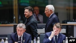 Президент Украины Владимир Зеленский идет с президентом Евросовета Антониу Коштой во время саммита ЕС в Брюсселе 18 декабря 2025 года