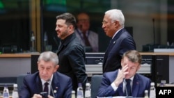Presidenti ukrainas, Volodymyr Zelensky, dhe udhëheqës evropianë gjatë samitit në Bruksel më 18 dhjetor 2025. 