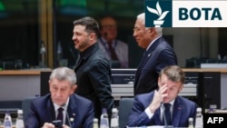 Presidenti ukrainas, Volodymyr Zelensky, dhe udhëheqës evropianë gjatë samitit në Bruksel më 18 dhjetor 2025. 