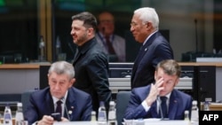 Ukrayna prezidenti Volodimir Zelenski Brüsseldə Aİ sammiti zamanı Aİ Şurasının prezidenti Antoniu Koşta ilə birlikdə gəzir.