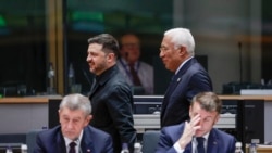 Президент Украины Владимир Зеленский и глава Европейского совета Антониу Кошта на саммите ЕС 18 декабря. На переднем плане - премьер-министр Чехии Андрей Бабиш и президент Франции Эммануэль Макрон