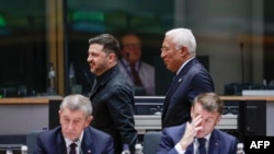 Президент Украины Владимир Зеленский и глава Европейского совета Антониу Кошта на саммите ЕС 18 декабря. На переднем плане - премьер-министр Чехии Андрей Бабиш и президент Франции Эммануэль Макрон