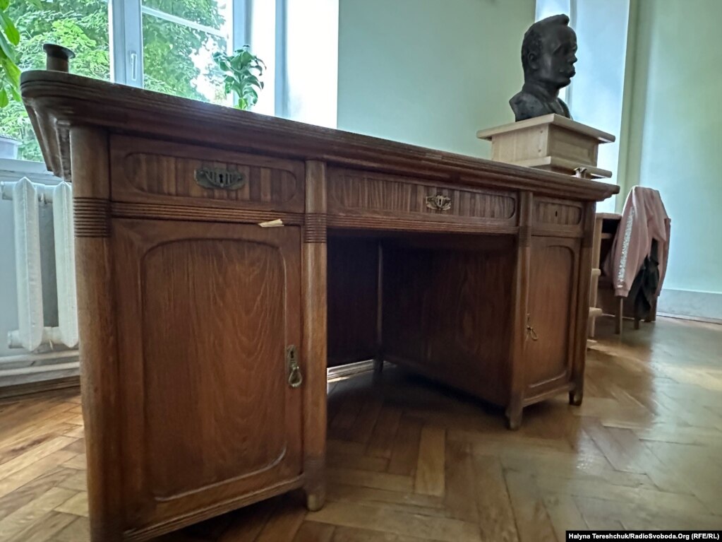 Стіл, за яким, можливо, працював Іван Франко і Михайло Грушевський