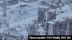 Пошкоджені російськими обстрілами багатоповерхівки в Куп'янську, Харківська область, фото зі зйомки з дрону від 30 грудня 2025 року