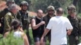 یکی از گروگان‌های آزادشده در میان نیروهای ارتش و مردم اسرائیل