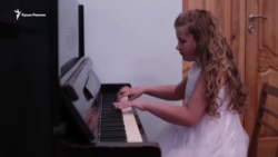 Одинадцятирічна піаністка з Криму випустила перший музичний альбом