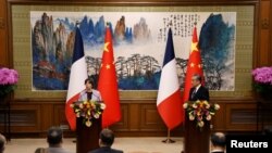 Ministrja e Jashtme e Francës, Catherine Colonna, dhe ai i Kinës, Wang Yi , gjatë konferencës për media në Pekin. 