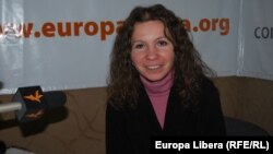 Diana Pînzescu în studioul Europei Libere la Chișinău