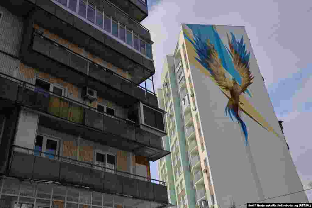 «Мурал із зображенням Фенікса (міфічний птах символізує відродження після смерті – ред.) тепер (з грудня 2022 року – ред.) прикрашає відреставровану багатоповерхівку у Святошинському районі Києва. Будівля була зруйнована російською ракетою 15 березня 2022 року. Це лише початок. Відбудуємо всю Україну, будинок за будинком», – зазначили в Міноборони