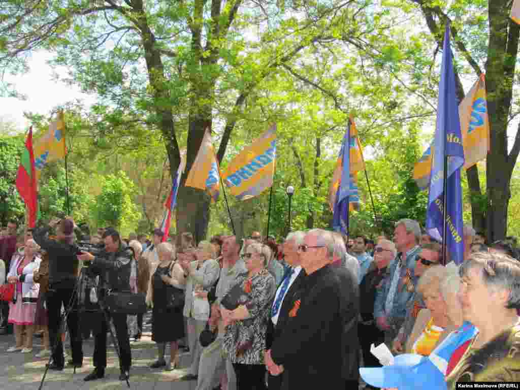 Народный первомайский митинг собрал около сотни человек.