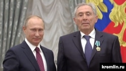Александр Баталин (справа) с президентом РФ Владимиром Путиным, архивное фото