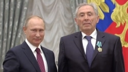 Президент России Владимир Путин и Герой Украины Александр Баталин в Кремле, 2017 год
