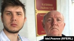 Блогер Юрий Пичугин (справа) и его защитник Вадим Никифоров