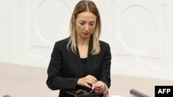Aylin Nazliaka duke ia vënë prangat vetvetes në foltoren e Parlamentit të Turqisë 