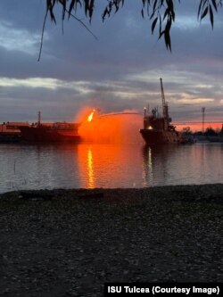 Operațiunile de stingere a incendiului de la nava lovită de drone rusești erau în desfășurare pe 18 noiembrie dimineață.