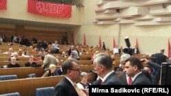 Nermin Nikšić (lijevo) i Zlatko Lagumdžija (desno), na kongresu SDP-a 2014.