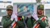 Гвардейци носят ковчега с покойния ирански президент Ебрахим Раиси по време на траурно шествие в град Табриз, 21 май 2024 г.
