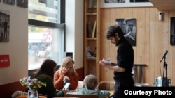 Данило Дугін, співзасновник Українського кафе солідарності у Брюсселі бере замовлення у відвідувачів