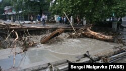 Yaltada yağğan devamlı yağmurlardan soñ taşqan Vodopadnaya özeni