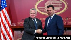 Premijer Zoran Zaev sa zamenikom državnog sekretara SAD Džonom Salivanom u Skoplju, 18. decembra 2018.