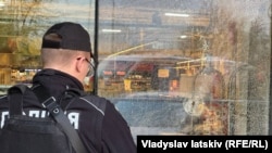 Полицейский возле супермаркета, который захватил нападавший, Киев, Украина, 18 апреля 2026 года