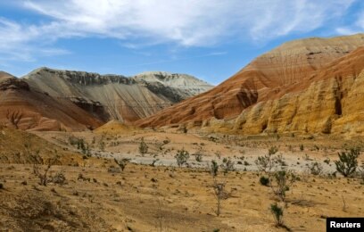 Үстел астынан анамның көжесін көрдім