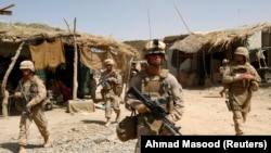 تصویر آرشیف: سربازان امریکایی در حال اجرای گزمه در یکی از مناطق جنوب افغانستان 