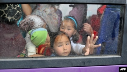 Жалаңаш ерлер жағажайы Орыс жігітіне арналған сиськи