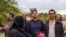 اسماعیل بخشی (نفر وسط) پس از آزادی از زندان همراه با چند تن از فعالان کارگری و مدنی.