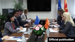 Mинистерката за правда Рената Дескоска на денешната средба со еврокомесарката Вера Јоурова. 