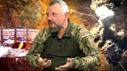 Фотоколаж: командир Оперативно-тактичного угруповання «Одеса» ЗСУ Денис Носіков на тлі прапора України та ударів по позиціях РФ на Кінбурнській косі