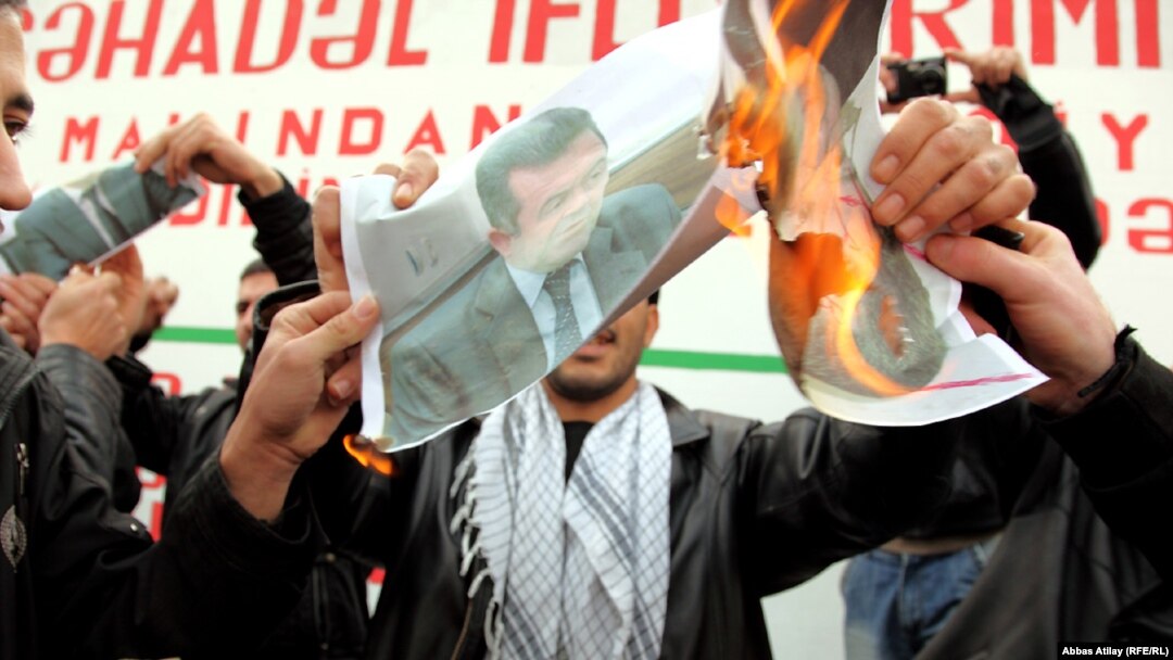 Əllərində yaşıl və qara bayraqlar tutan iştirakçılar bildiriblər ki, aksiyaları davam edəcəklər