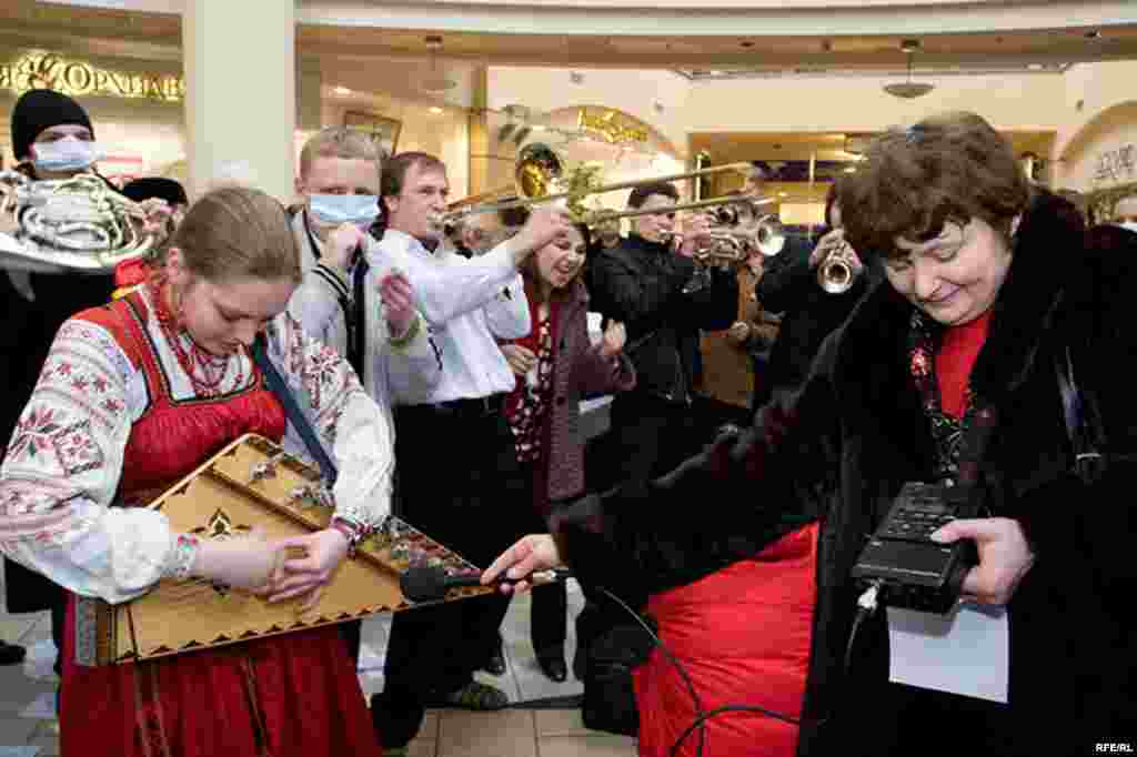 Корреспондент Радио Свобода Лиля Пальвелева и флешмоберы