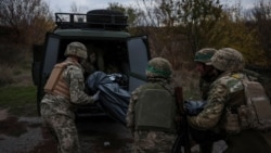 Військовослужбовці 93-ї омбр ЗСУ забирають тіло загиблого побратима, повертаючись з бойового завдання. Донеччина Україна, 24 жовтня 2025 року.