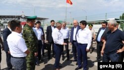 Премьер-министр Кыргызстана Мухаммедкалый Абылгазиев посетил КПП на кыргызско-казахстанской границе. Фото с сайта gov.kg. Кыргызстан, 11 августа 2018 года.