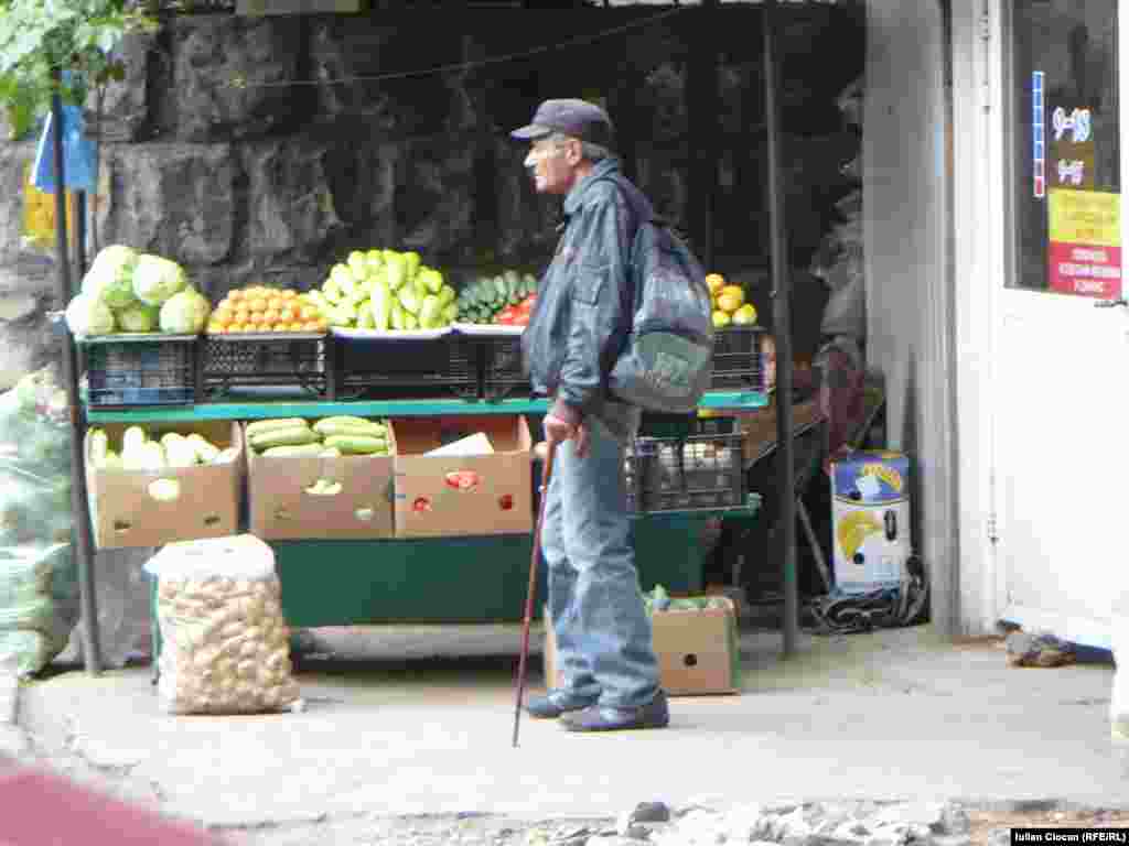 Pe gânduri în faţa tarabei de legume