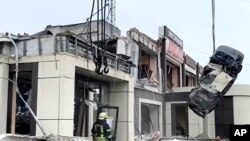 Ndërtesa e goditur nga një sulm në qytetin e uzurpuar nga Rusia, Lisiçansk, në lindje të Ukrainës, 3 shkurt 2024.