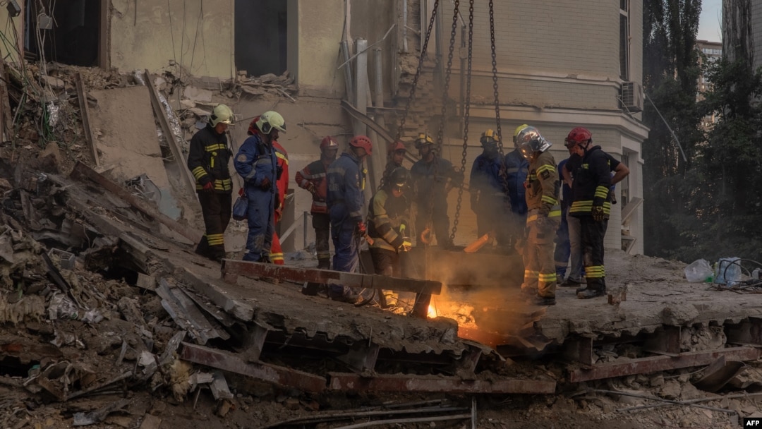 Salvatorii curăță molozul de la locul atacului rusesc cu rachete asupra spitalului de copii din Kiev. 8 iulie 2024