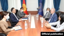 Глава МИД Руслан Казакбаев на встрече с руководством «Азаттыка». Бишкек. 14 сентября 2021 года.