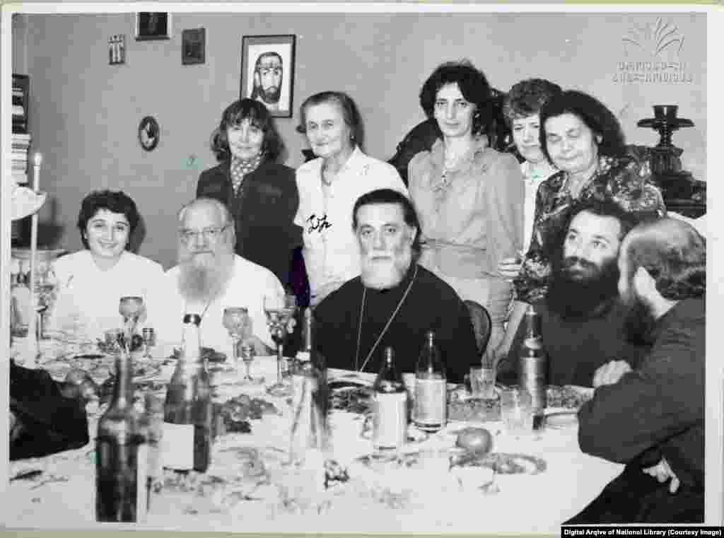 ილია მეორე მრევლთან ერთად ტრაპეზის დროს.