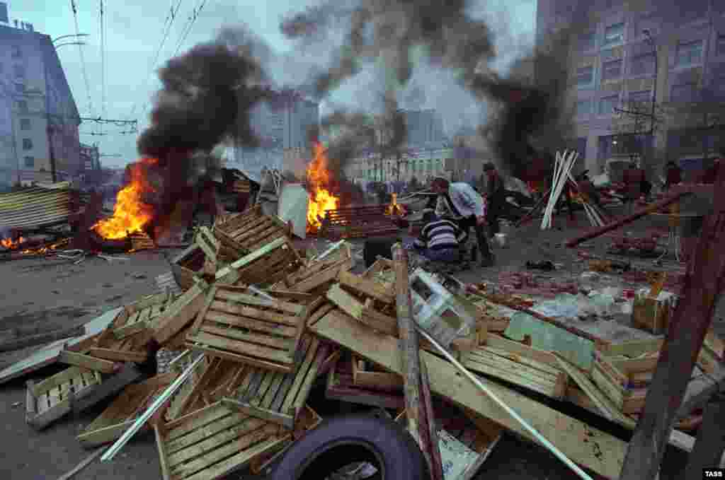 After a prolonged conflict between Russia&#39;s Congress of People&#39;s Deputies and President Boris Yeltsin, Yeltsin dissolved the legislature on September 21, 1993. Deputies refused to leave the parliament building and their supporters set up barricades in the streets.