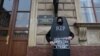 Петербург: активист в костюме гроба вышел на пикет в поддержку бизнеса