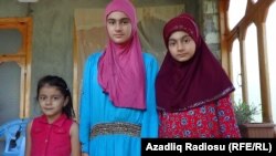 Xədicə 7-ci, Fatimə 6-cı, kiçik qızı Ruqiyyə isə 1-ci sinif şagirdidir.